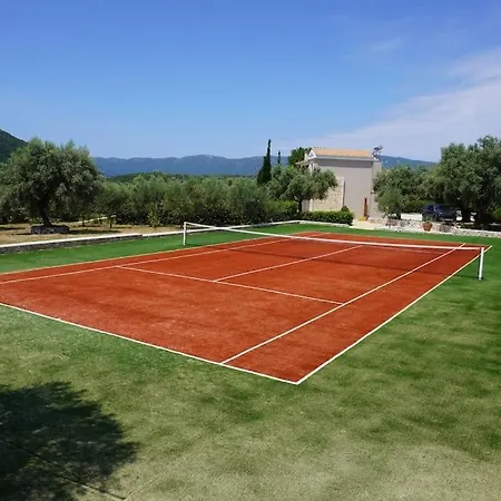 Omorfia Mit Pool Und Tennisplatz In *